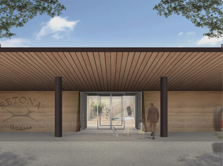 木製の天井と広いガラス窓が特徴の建物の正面玄関