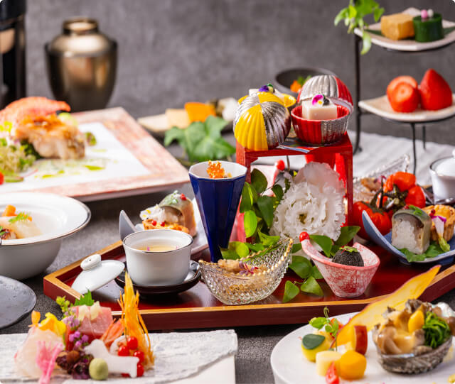 海鮮や様々な野菜を使った色鮮やかな夕食